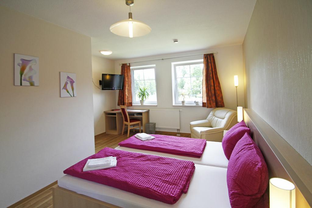 Gasthaus & Pension Am Kurfuerstendamm Burg  Room photo
